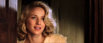 Movie still from “King Kong” (2005), directed by Peter Jackson – A person with blonde curly hair; Close Up shot, Over the shoulder angle