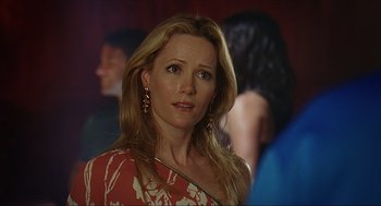 Movie still from “Knocked Up” (2007), directed by Judd Apatow – A person with long blonde hair; Close Up shot, Over the shoulder angle