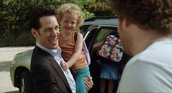 Movie still from “Knocked Up” (2007), directed by Judd Apatow – A man and a little girl are standing in the back of a car; Medium shot, Over the shoulder angle