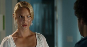 Movie still from “Knocked Up” (2007), directed by Judd Apatow – A woman in a white shirt is standing in a room; Close Up shot, Over the shoulder angle