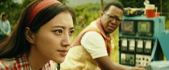 Movie still from “Kong: Skull Island” (2017), directed by Jordan Vogt-Roberts – A man and a woman standing next to each other; Close Up shot, Over the shoulder angle