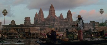 Movie still from “Lara Croft: Tomb Raider” (2001), directed by Simon West – A person in a boat in front of an ancient temple; Extreme Wide shot, Low angle
