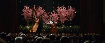 Movie still from “Law Abiding Citizen” (2009), directed by F. Gary Gray – Two people playing musical instruments in front of an audience; Extreme Wide shot, High angle