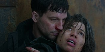 Movie still from “Lou” (2022), directed by Anna Foerster – A man and a woman with blood on their face; Close Up shot, Low angle