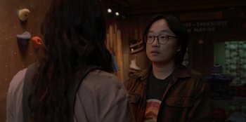 Movie still from “Love Hard” (2021), directed by Hernán Jiménez – A man and a woman are talking in a room; Medium shot, Over the shoulder angle