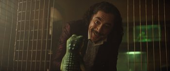 Movie still from “Lyle, Lyle, Crocodile” (2022), directed by Will Speck – A man in a suit holding a green alligator; Medium shot, Over the shoulder angle