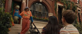 Movie still from “Lyle, Lyle, Crocodile” (2022), directed by Will Speck – A person with a baseball bat in a street; Wide shot, Over the shoulder angle