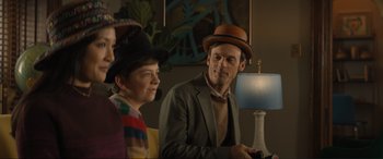 Movie still from “Lyle, Lyle, Crocodile” (2022), directed by Will Speck – A group of people sitting in a room; Medium shot, Over the shoulder angle