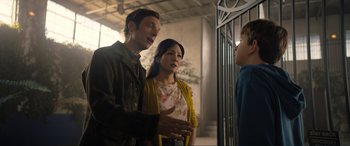 Movie still from “Lyle, Lyle, Crocodile” (2022), directed by Will Speck – A group of people standing next to each other near a fence; Medium shot, Over the shoulder angle