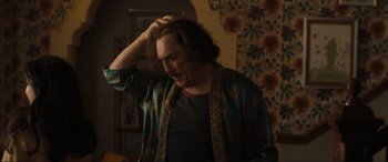 Movie still from “Lyle, Lyle, Crocodile” (2022), directed by Will Speck – A man with a beard is holding his hair; Close Up shot, Over the shoulder angle