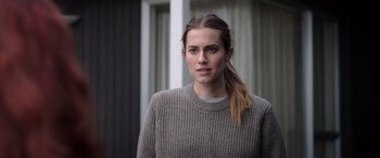 Movie still from “M3GAN” (2022), directed by Gerard Johnstone – A woman in a gray sweater with a ponytail; Close Up shot, Over the shoulder angle