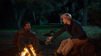 Movie still from “Mae Martin: SAP” (2023), directed by Abbi Jacobson – A man and a woman sitting next to each other; Wide shot, Over the shoulder angle