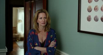 Movie still from “Manchester by the Sea” (2016), directed by Kenneth Lonergan – A woman standing in front of a wall with her arms crossed; Medium shot, Over the shoulder angle