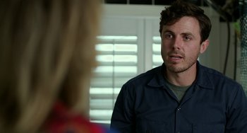 Movie still from “Manchester by the Sea” (2016), directed by Kenneth Lonergan – A man and a woman are sitting in front of each other; Close Up shot, Over the shoulder angle