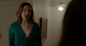 Movie still from “Manchester by the Sea” (2016), directed by Kenneth Lonergan – A woman standing in front of a mirror in a room; Medium shot, Over the shoulder angle