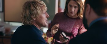 Movie still from “Marry Me” (2022), directed by Kat Coiro – A man and a woman are looking at each other; Medium shot, Over the shoulder angle