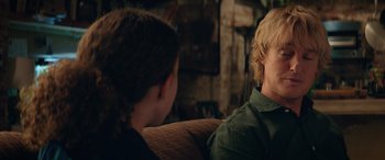 Movie still from “Marry Me” (2022), directed by Kat Coiro – Two people are sitting on a couch and talking to each other; Close Up shot, Over the shoulder angle