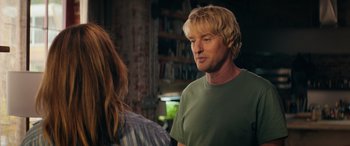 Movie still from “Marry Me” (2022), directed by Kat Coiro – A man with blonde hair is talking to a woman; Close Up shot, Over the shoulder angle