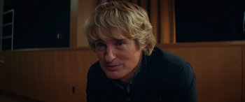 Movie still from “Marry Me” (2022), directed by Kat Coiro – A person with blonde hair; Close Up shot, Over the shoulder angle