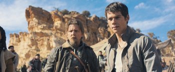 Movie still from “Maze Runner: The Scorch Trials” (2015), directed by Wes Ball – Two men standing next to each other in front of a cliff; Medium shot, Over the shoulder angle