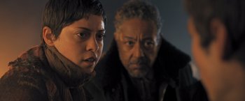 Movie still from “Maze Runner: The Scorch Trials” (2015), directed by Wes Ball – A man and a woman standing next to each other; Close Up shot, Over the shoulder angle