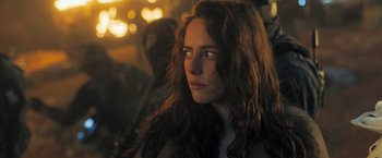 Movie still from “Maze Runner: The Scorch Trials” (2015), directed by Wes Ball – A person with long red hair; Close Up shot, Over the shoulder angle