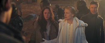 Movie still from “Maze Runner: The Scorch Trials” (2015), directed by Wes Ball – Two women standing next to each other on a dirt field; Medium shot, Over the shoulder angle