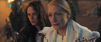 Movie still from “Maze Runner: The Scorch Trials” (2015), directed by Wes Ball – A woman and a woman sitting next to each other; Close Up shot, Over the shoulder angle