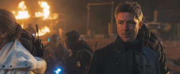 Movie still from “Maze Runner: The Scorch Trials” (2015), directed by Wes Ball – A man standing in front of a group of other people; Close Up shot, Over the shoulder angle