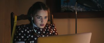 Movie still from “Me Before You” (2016), directed by Thea Sharrock – A girl is sitting in front of a computer; Close Up shot, Over the shoulder angle