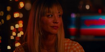 Movie still from “Meet Cute” (2022), directed by Alex Lehmann – A person with long blonde hair; Close Up shot, Over the shoulder angle