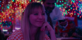 Movie still from “Meet Cute” (2022), directed by Alex Lehmann – A woman sitting in front of a christmas tree; Close Up shot, Over the shoulder angle