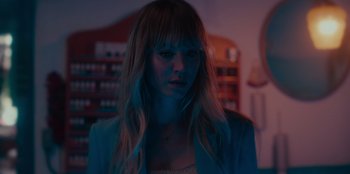 Movie still from “Meet Cute” (2022), directed by Alex Lehmann – A woman with long blonde hair standing in a room; Close Up shot, Low angle