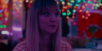 Movie still from “Meet Cute” (2022), directed by Alex Lehmann – A woman with blonde long hair and blue eyes; Close Up shot, Over the shoulder angle