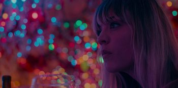 Movie still from “Meet Cute” (2022), directed by Alex Lehmann – A woman with her mouth open in front of a christmas tree; Close Up shot, Low angle