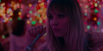 Movie still from “Meet Cute” (2022), directed by Alex Lehmann – A woman holding a fork in front of her face; Close Up shot, Low angle