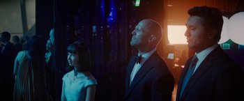 Movie still from “Meg 2: The Trench” (2023), directed by Ben Wheatley – A man and a woman standing in front of a wall; Medium shot, Low angle