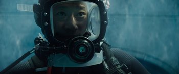 Movie still from “Meg 2: The Trench” (2023), directed by Ben Wheatley – A man in a scuba mask is looking into a mirror; Close Up shot, Over the shoulder angle