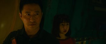 Movie still from “Meg 2: The Trench” (2023), directed by Ben Wheatley – A man and a woman standing next to each other in the dark; Close Up shot, Over the shoulder angle