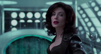 Movie still from “Men in Black II” (2002), directed by Barry Sonnenfeld – A woman with dark hair wearing a leather jacket; Close Up shot, Over the shoulder angle