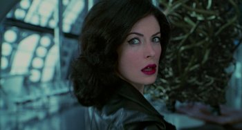 Movie still from “Men in Black II” (2002), directed by Barry Sonnenfeld – A person wearing a leather jacket; Close Up shot, Over the shoulder angle
