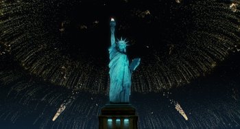 Movie still from “Men in Black II” (2002), directed by Barry Sonnenfeld – The statue of liberty is lit up at night; Extreme Wide shot, Low angle