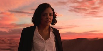 Movie still from “Men in Black: International” (2019), directed by F. Gary Gray – A woman standing in front of a pink sky; Medium shot, Low angle