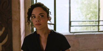 Movie still from “Men in Black: International” (2019), directed by F. Gary Gray – A woman in a black shirt is looking at the camera; Close Up shot, Low angle