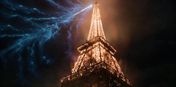 Movie still from “Men in Black: International” (2019), directed by F. Gary Gray – The eiffel tower is lit up at night; Extreme Wide shot, Low angle