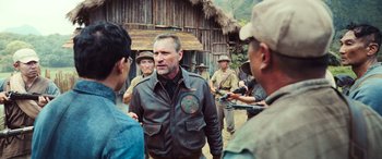 Movie still from “Midway” (2019), directed by Roland Emmerich – A group of men standing next to each other on a dirt road; Medium shot, Over the shoulder angle