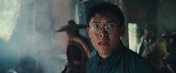 Movie still from “Midway” (2019), directed by Roland Emmerich – A man with glasses is looking at the camera; Close Up shot, Low angle