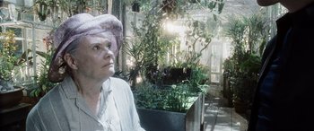 Movie still from “Minority Report” (2002), directed by Steven Spielberg – An older woman wearing a hat and looking at the camera; Close Up shot, Low angle