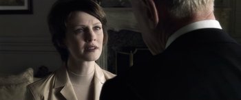 Movie still from “Minority Report” (2002), directed by Steven Spielberg – A woman in a white jacket is talking to a man in a black suit; Close Up shot, Over the shoulder angle