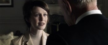 Movie still from “Minority Report” (2002), directed by Steven Spielberg – A woman is talking to a man in front of a mirror; Close Up shot, Over the shoulder angle
